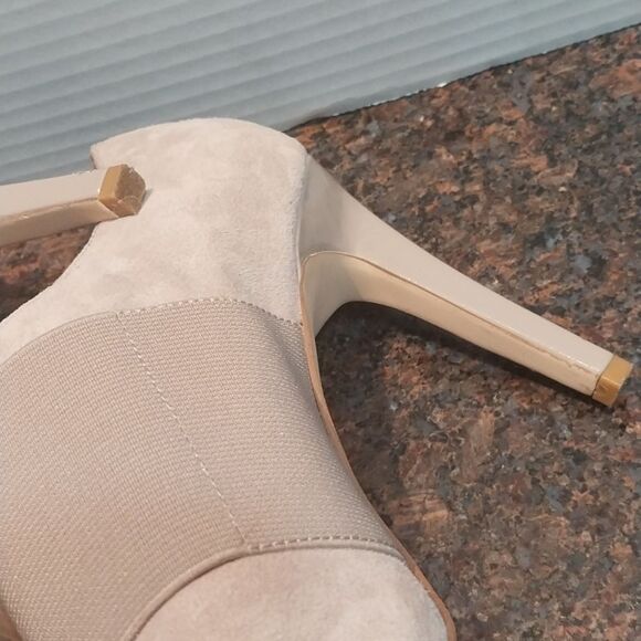 Calvin Klein "SHANDY" Heels...Size 7.5...Almost New. - Picture 6 of 9